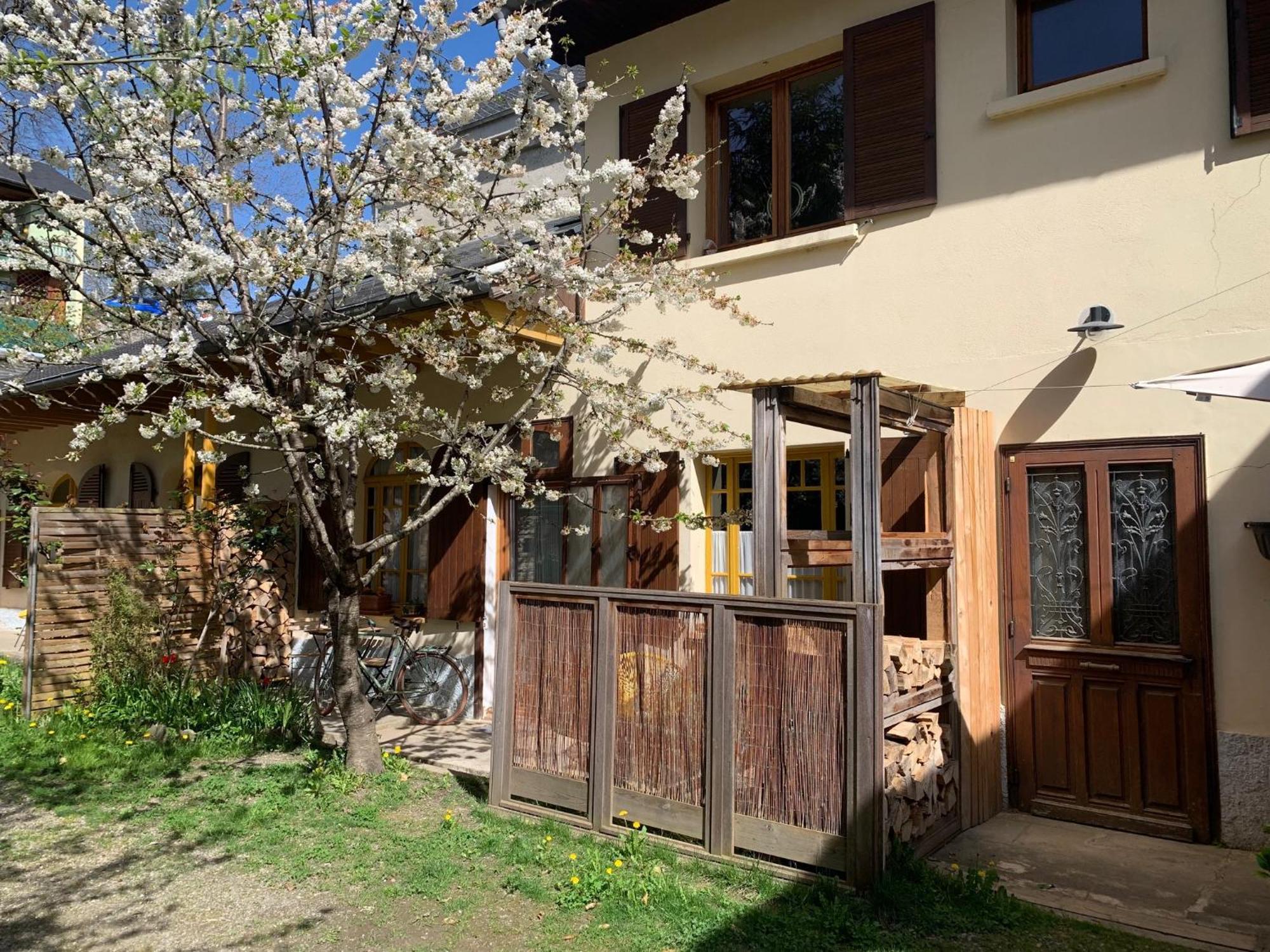 Charmant Appartement Sur Cour, Le Cerisier Bagnères-de-Bigorre Esterno foto
